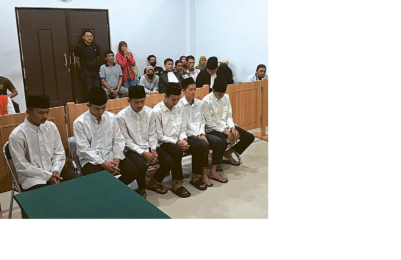 MAYORITAS WARGA PASURUAN: Enam terdakwa kasus perusakan pos polisi pada 31 Agustus 2025 lalu menjalani sidang di Pengadilan Negeri (PN) Kepanjen, Senin lalu (12/1).