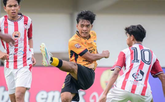 HARUS KERJA KERAS: Pemain Persekam (tengah) melakukan tendangan ke gawang Persepam Pamekasan dalam laga babak 32 besar di Stadion Gelora Ratu Pemelingan, 6 Januari lalu.