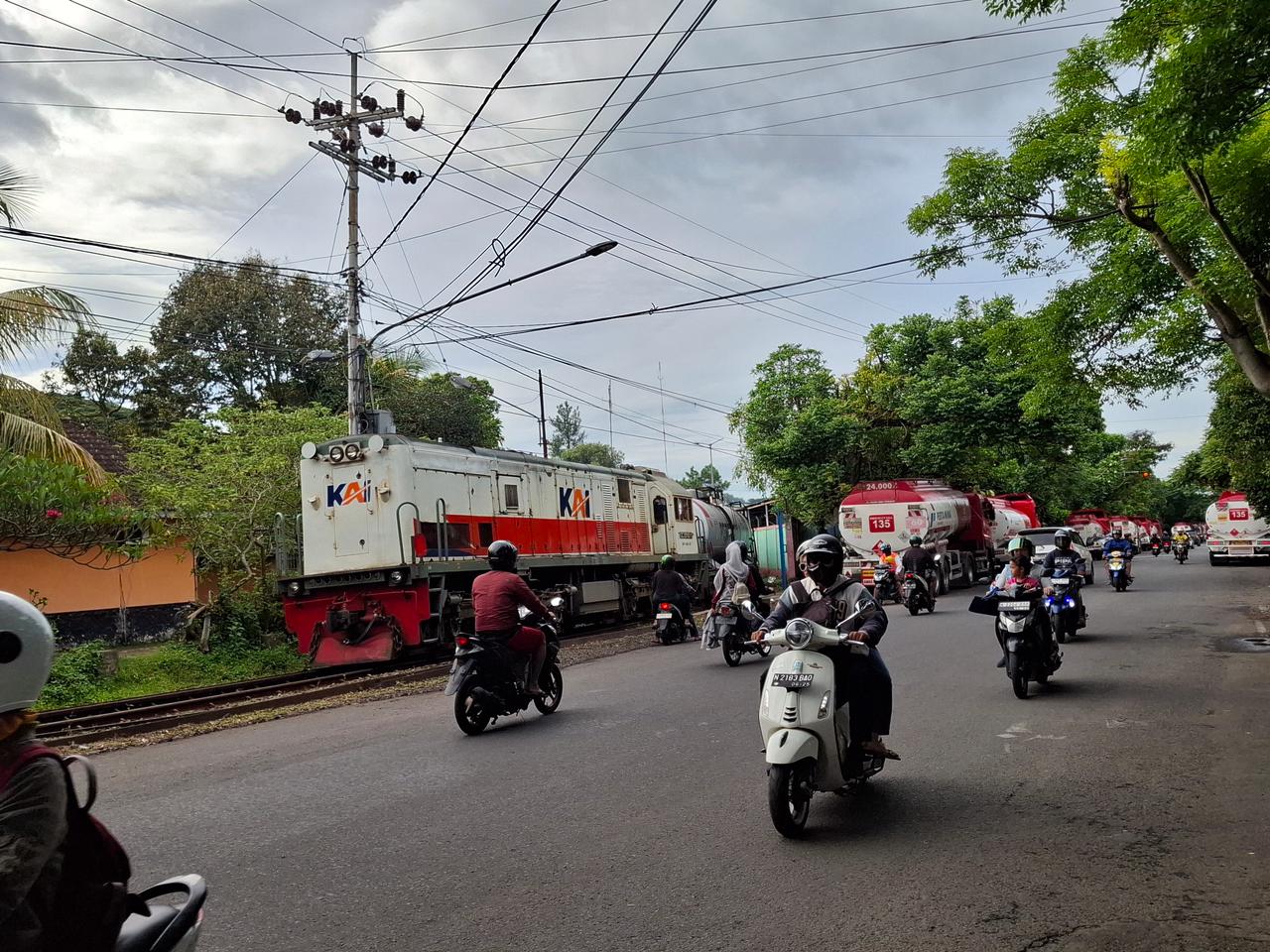 TETAP BERTAHAN: Lokomotif mengangkut gerbong berisi BBM keluar dari Depo Pertamina Malang kemarin. (Biyan Mudzaky Hanindito/Radar Malang)