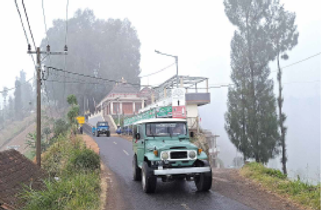 CEGAH KECELAKAAN: Kendaraan berpenumpang wisatawan melintasi kawasan Ngadas, Kecamatan Poncokusumo, Kabupaten Malang. Titik perhentian di jalur tersebut akan ditambah oleh Pemkab Malang. (Biyan)