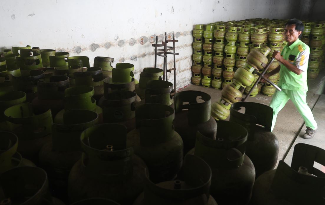 PASOKAN DITAMBAH: Pekerja di Agen LPG Jalan Peltu Sujono, Kecamatan Sukun menata tabung-tabung berukuran tiga kilogram, kemarin.