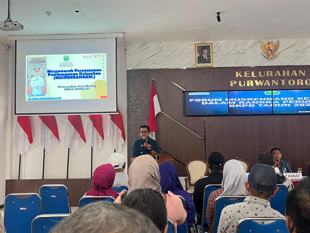 UNTUK WARGA: Lurah Purwantoro Dwi Cahyono menyampaikan arahan dalam musrenbang kelurahan pada Kamis (15/1). (Nahdiatul Affandiah/Radar Malang)