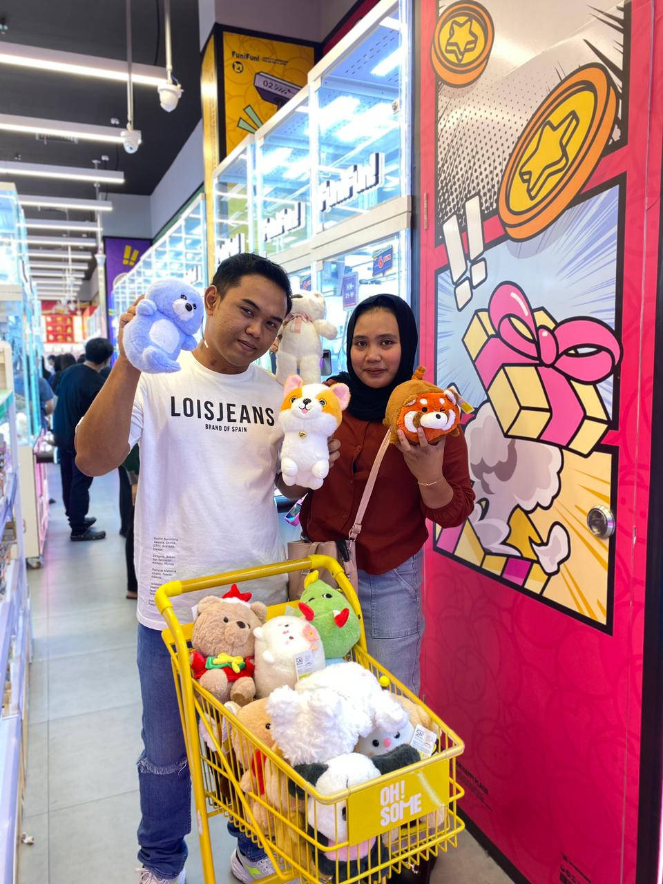BISA DIBAWA PULANG: Dua pengunjung Lippo Plaza Batu mendapatkan belasan boneka setelah bermain capit mesin di FuniFun! kemarin. (Rori Dinanda Bestari/Radar Malang)