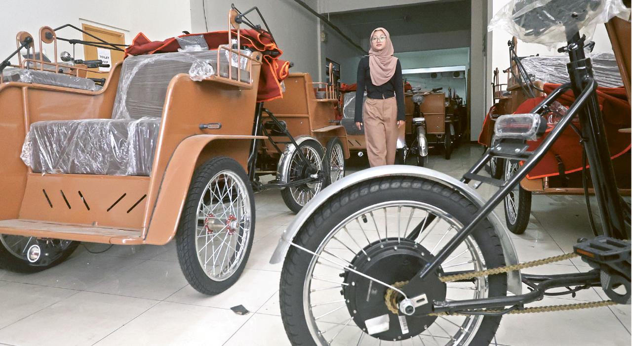 SEGERA DIBAGIKAN: Unit becak listrik tersimpan di Stadion Gajayana pada Kamis (15/1) lalu. Pemkot Malang mendata ada 100 warga dari kelompok rentan akan  menerima becak listrik. (Darmono/Radar Malang)