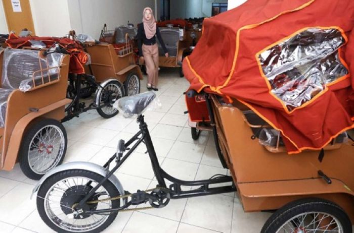 BANTUAN PUSAT:  Puluhan unit becak Listrik masih tersimpan di Stadion Gajayana. Akhir bulan ini unit-unit bakal dibagikan Pemkot Malang.   (Darmono/ Radar Malang)