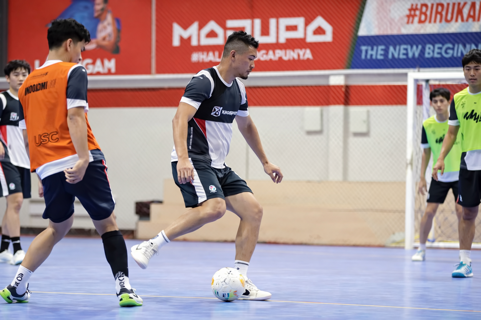 BUTUH TAMBAHAN PEMAIN: Wellington Pereira (kanan) menggiring bola dalam sesi latihan Unggul FC Malang di Unggul Sports Center, kemarin.