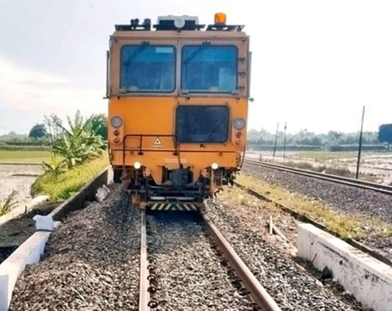 TERLAMBAT DATANG: PT KAI mengeluarkan unit Multi Tie Tamper (MTT) untuk memadatkan jalur kereta api di wilayah Semarang, Kamis lalu (15/1). Itu dilakukan setelah adanya banjir di Kabupaten Kendal.