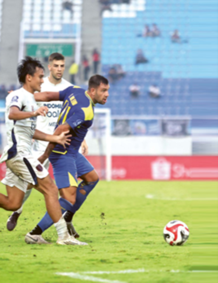 BERPISAH DENGAN TIM: Winger Arema FC Ian Puleio (tengah) berusaha lepas dari penjagaan pemain Persita Tangerang dalam laga BRI Super League di Stadion Kanjuruhan. (DARMONO/ RADAR MALANG)