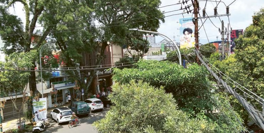 Koridor Kajoetangan menjadi salah satu titik sasaran penataan kabel. Sudah ada satu investor yang menyatakan minatnya ke pemkot. (Andika Satria/Radar Malang)