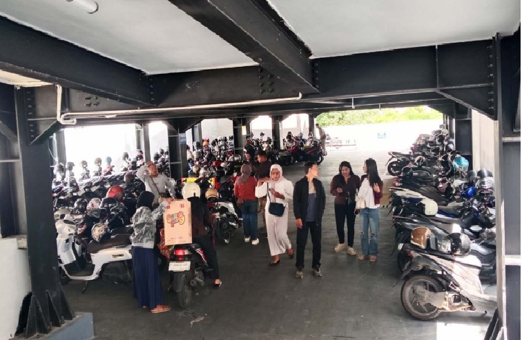 Sejak 14 Januari lalu, lantai pertama di Gedung Parkir Kajoetangan bisa ditempati kendaraan roda dua. Sebelumnya banyak keluhan yang diterima dishub saat motor diparkir di lantai atas. (Andika Satria)
