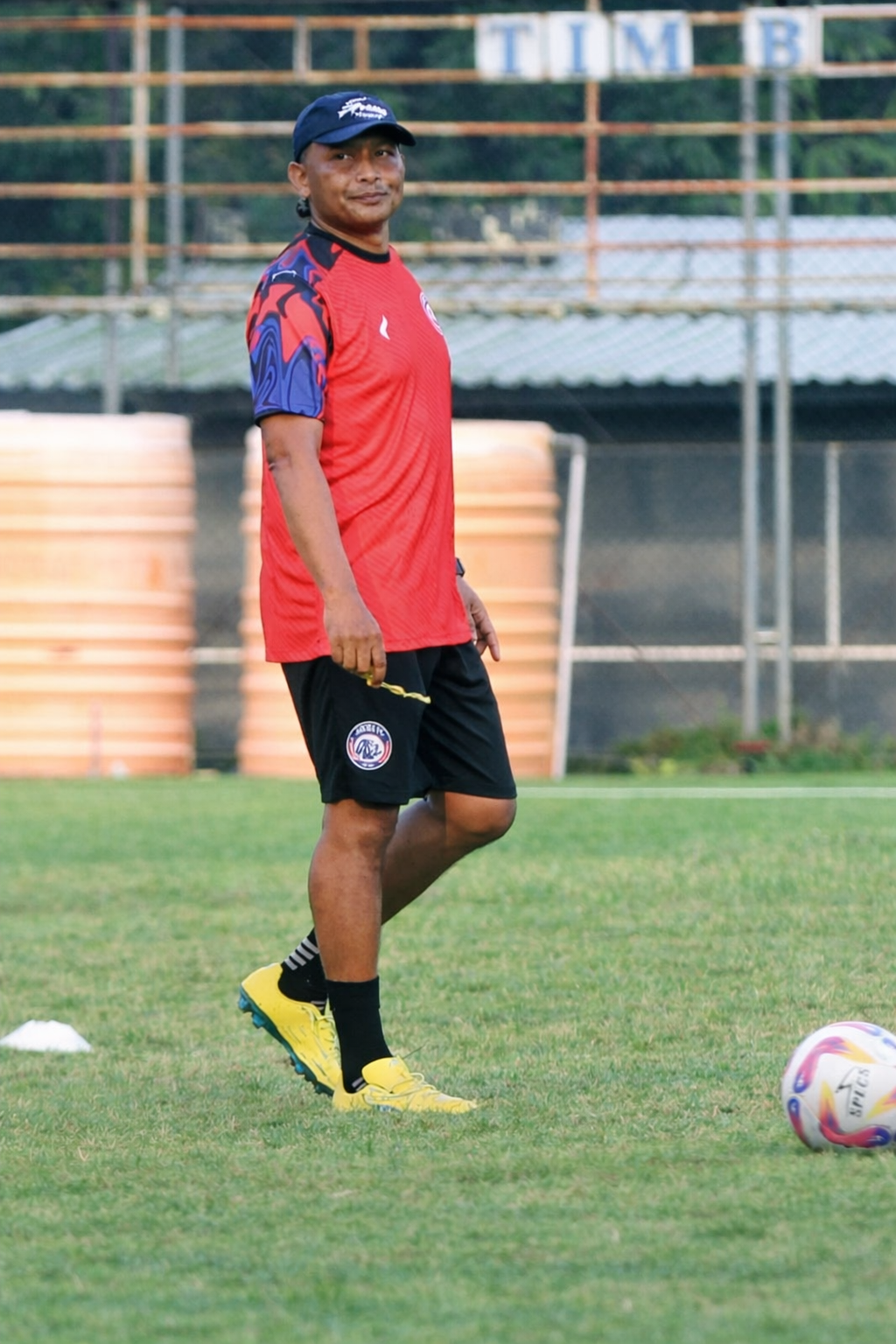Asisten Pelatih Arema FC Kuncoro ketika mendampingi latihan tim Singo Edan beberapa waktu lalu. (Darmono/Radar Malang)
