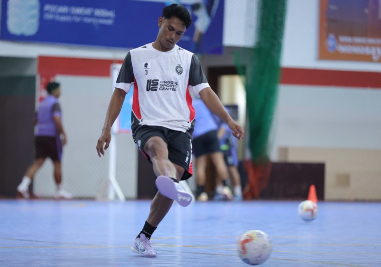 SIAP BANGKIT: Pemain Unggul FC G-Vin Blandino Laik melepaskan umpan dalam sesi latihan Unggul FC di Unggul Sports Center.