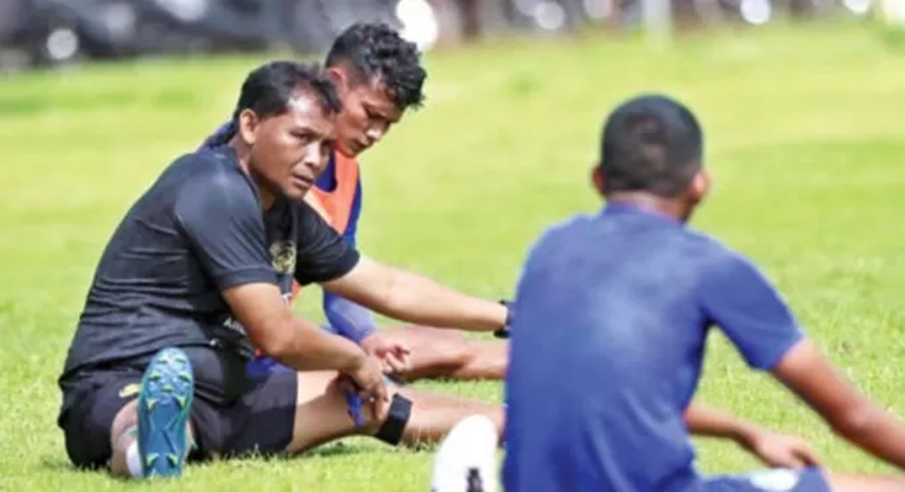Asisten Pelatih Arema FC Kuncoro ketika mendampingi latihan tim beberapa waktu lalu. (Darmono/Radar Malang)