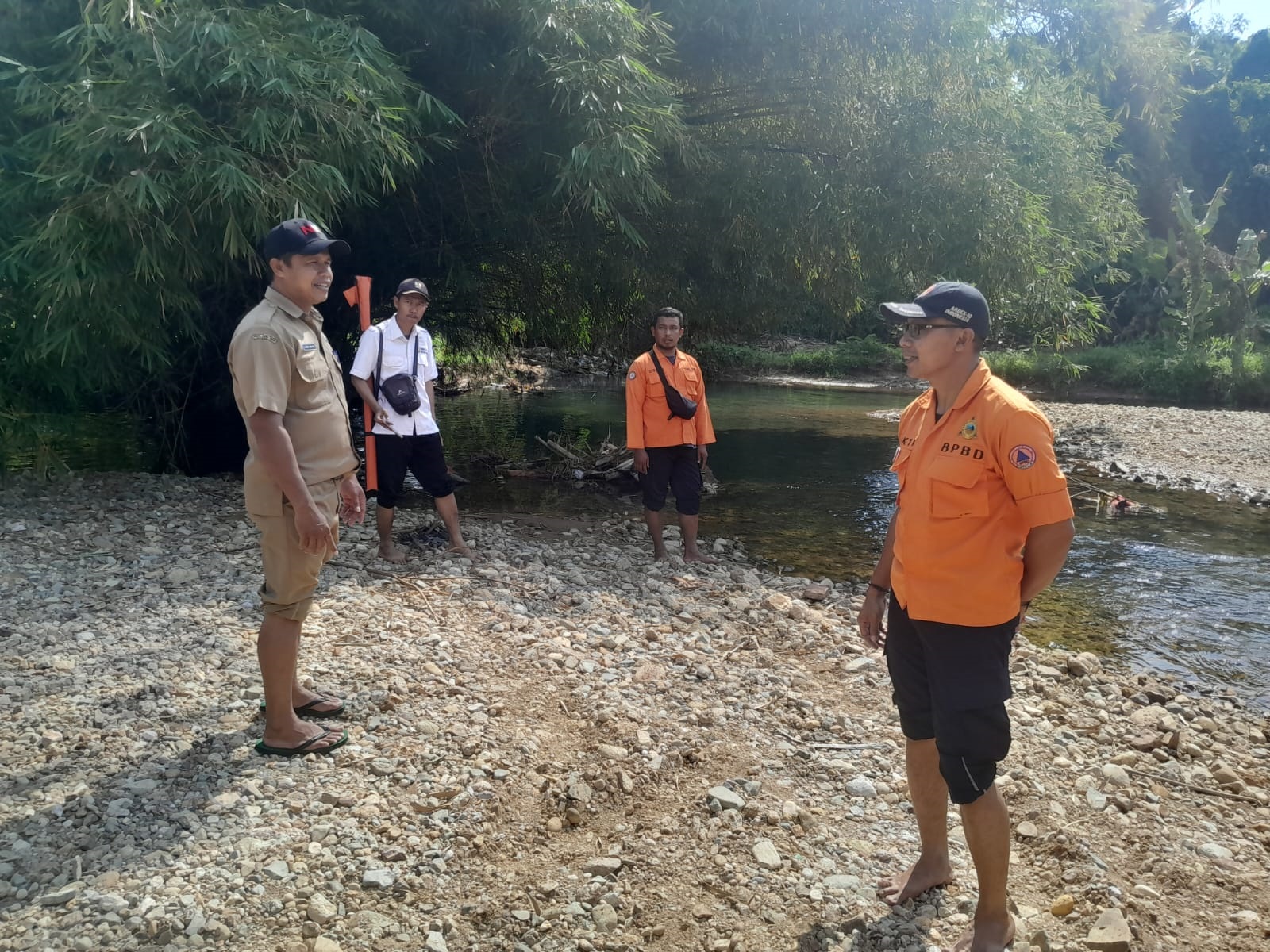 Personel BPBD Kabupaten Malang bersama perangkat desa melakukan survei kedalaman sungai