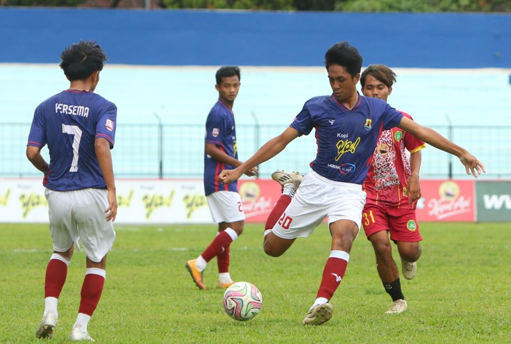 HARUS KERJA KERAS: Pemain Persema Malang melepaskan tendangan dalam laga Babak 32 Lig 4 Regional Jatim
