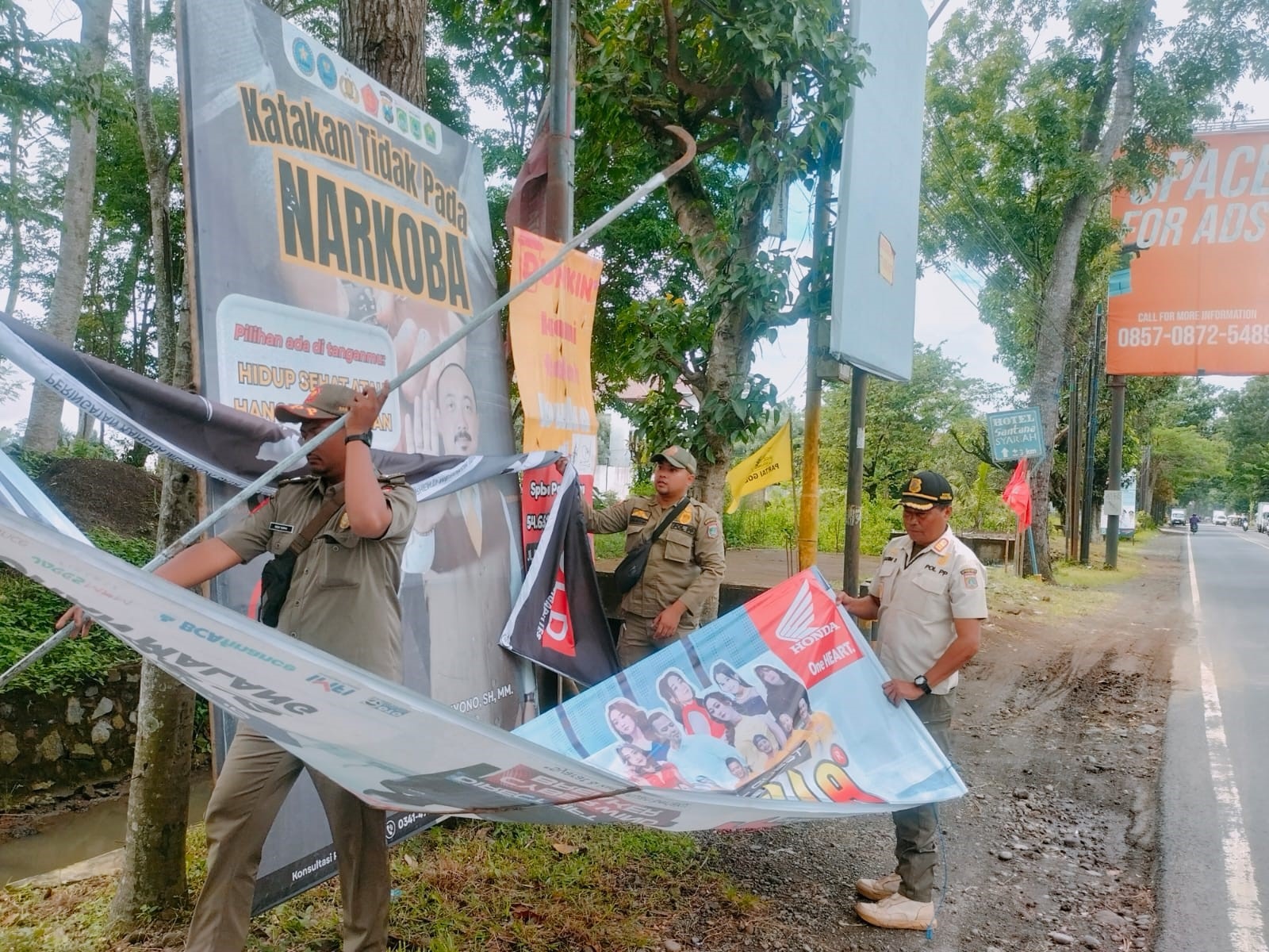 HARUS DIBERSIHKAN: Personel Satpol PP Kabupaten Malang menertibkan reklame insidental di Kepanjen dan Gondanglegi.