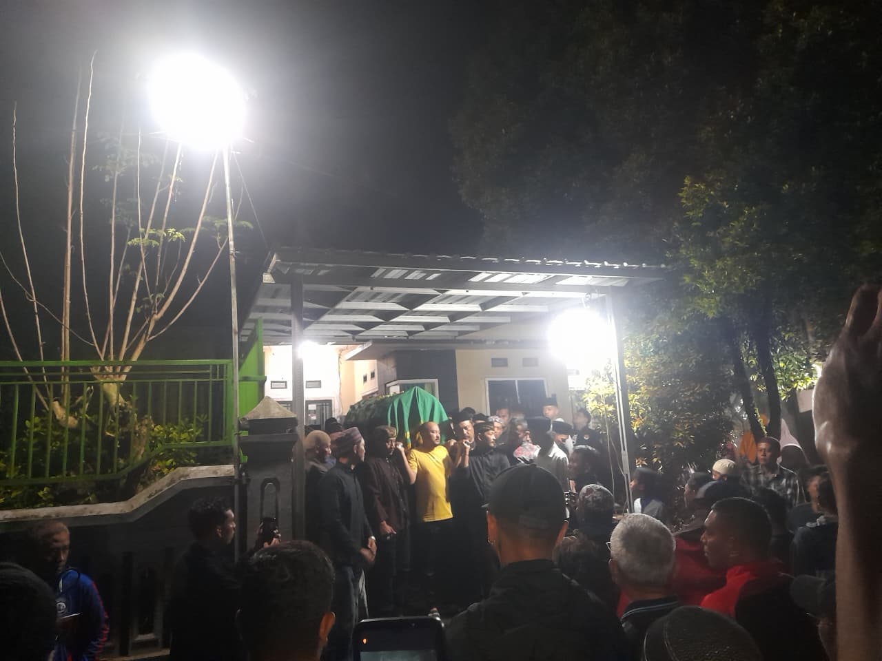 Pelayat mengantarkan jenazah mendiang Kuncoro, Asisten Pelatih Arema FC pada Minggu (18/1) malam. (MA Fauzan/Radar Malang)