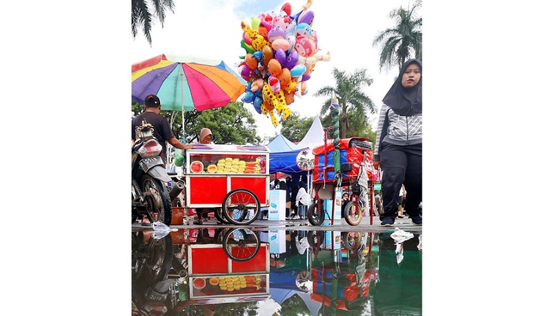 HARUS DITERTIBKAN: Para PKL berjualan di ruas Jalan Ijen, tepatnya depan Museum Brawijaya kemarin (18/1).