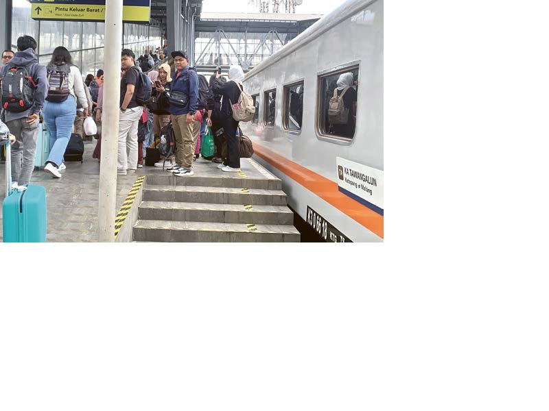 PADAT MERAYAP: Penumpang KAI memadati peron keberangkatan kereta kemarin siang.