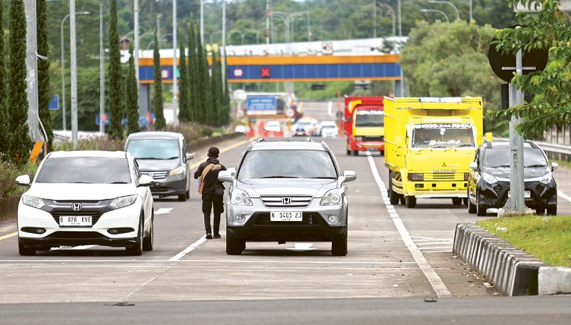 SEPI: Sejumlah kendaraan keluar dari Gerbang Tol Malang (Madyopuro) kemarin siang. Selama libur panjang Isra Mikraj, volume kendaraan cenderung sepi.