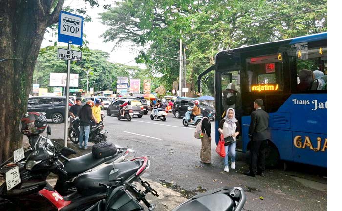 SARPRAS: Kendaraan parkir berderet di titik henti Jalan Trujojoyo, Klojen, kemarin (18/1). Area tersebut untuk naik dan turun penumpang Bus Trans Jatim.