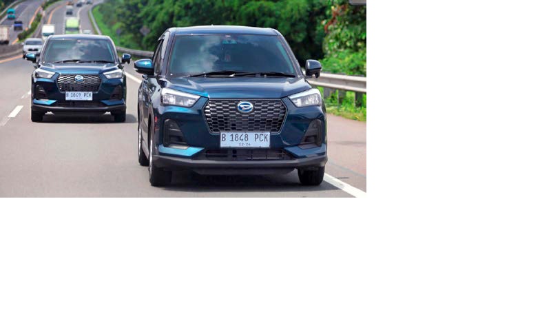 SUV LOW ROCKY HYBRID MAMPU MENGHEMAT KOCEK: Dua unit mobil Daihatsu Rocky e-Smart Hybrid melaju di KM 420 tol Semarang-Solo saat test drive Jakarta-Surabaya, Sabtu (17/01/202). Jika dipacu dengan