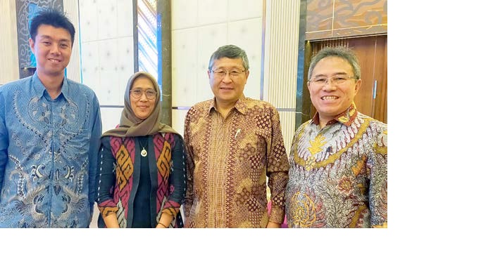 WORKSHOP: Agustin (dua dari kiri) bersama pimpinan NEDO Jepang di Jakarta pada 6 Januari lalu.