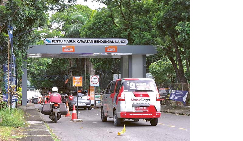 LEBIH TERATUR : Sejumlah kendaraan antre masuk kawasan Bendungan Lahor, Desa Karangkates, Kecamatan Sumberpucung, kemarin.
