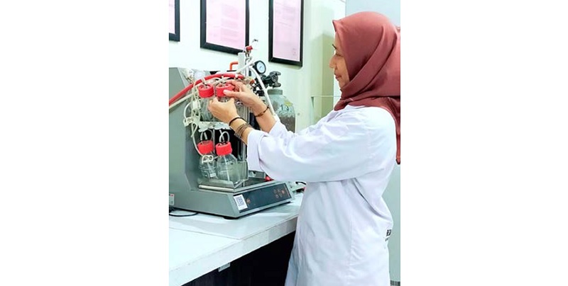 PENELITI: Prof Agustin Krisna Wardani PhD melakukan riset di laboratorium Universitas Brawijaya beberapa waktu lalu.
