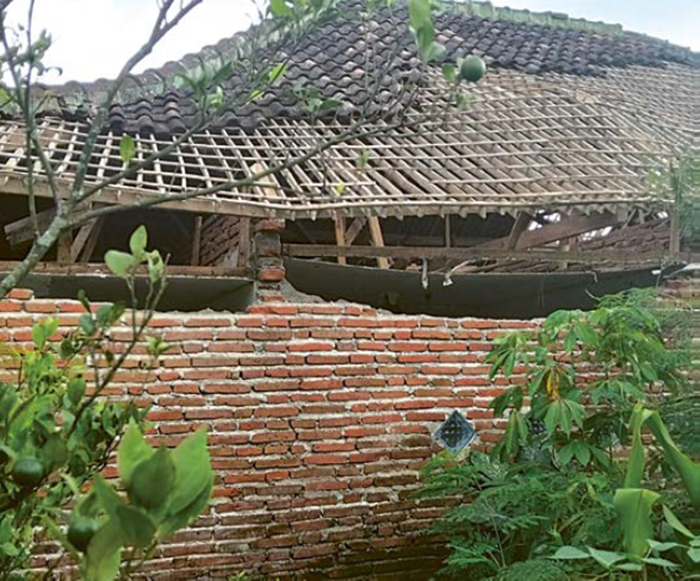 IKUT RUSAK: Atap rumah milik warga Sumbersuko, Kecamatan Wagir, juga rusak karena cuaca ekstrem kemarin (18/1).