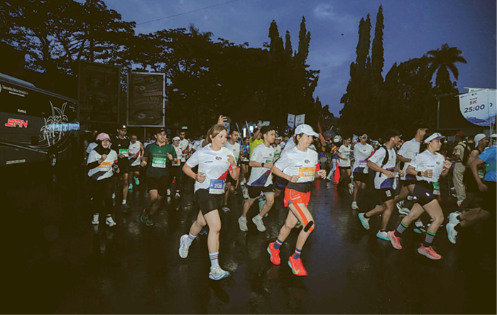 ANTUSIASME TINGGI: Para pelari dari berbagai daerah berusaha menuntaskan race di Emba Jetbas Run Malang 10 K 2026, kemarin.