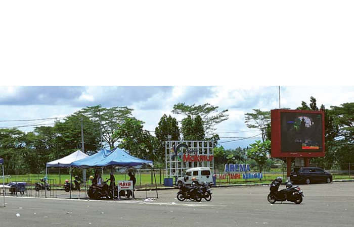 SISTEM AKAN DIUBAH: Parkiran di Stadion Kanjuruhan tampak sepi pada waktu tidak ada event olahraga di sana.