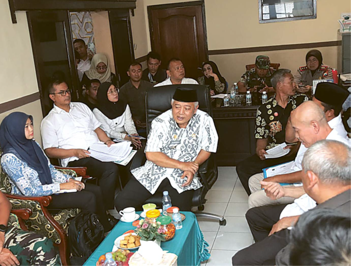 CARI SOLUSI: Bupati Malang H M. Sanusi (tengah) memimpin Rakor bersama Forkopimda terkait SMK Turen di Kantor Kecamatan Turen Sabtu lalu (17/1).