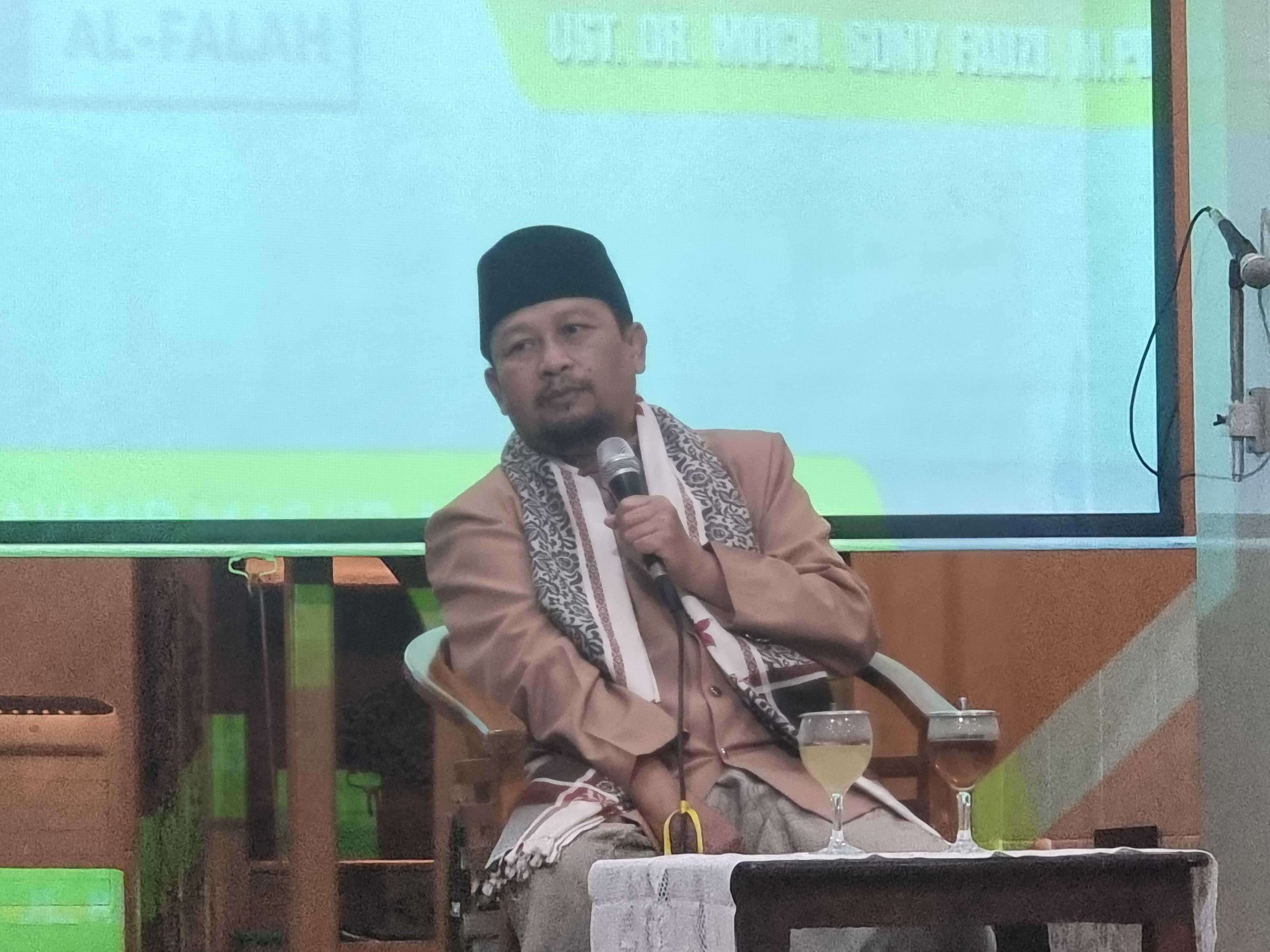 REFLEKSI: Dr Moch. Sony Fauzi menyampaikan hikmah Isra Mikraj dalam pengajian di Masjid Al Falah, RW 7, Kelurahan Polehan, Kecamatan Blimbing, Kota Malang (18/2). (Dzaky W. Maulana)