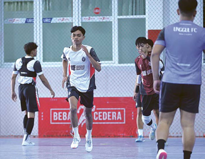 BERPELUANG BERGABUNG: Alief Gumilang mengikuti sesi latihan Unggul FC Malang di Unggul Sports Center, beberapa waktu lalu.