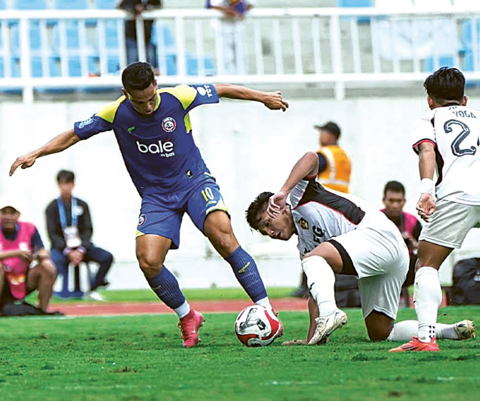 KLUB TERDA MPAK: Valdeci Moreira (kiri) berusaha lepas dari penjagaan pemain Persik Kediri dalam laga BRI Super League pekan ke-17 beberapa waktu lalu.