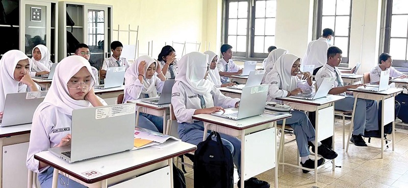 ADAPTASI: Siswa SRMA Kota Malang mulai menggunakan laptop bantuan pemerintah pusat dalam kegiatan belajar mengajar kemarin (19/1) pagi.