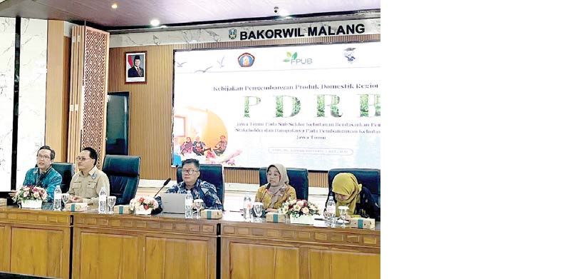 BAHAS BERSAMA: Akademisi, praktisi, dan pemangku kebijakan membahas kebijakan pengembangan PDRB Jawa Timur subsektor kehutanan di Bakorwil III Malang, Minggu (19/1).