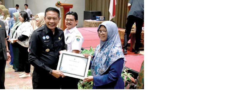 TERBAIK: Wali Kota Malang Dr Ir Wahyu Hidayat MM (kiri) memberikan piagam penghargaan Sekolah Terbaik 1 SMP Swasta tingkat Kota Malang kepada Kepala SMP Insan Amanah Sri Endah Pujiningrum SSi.