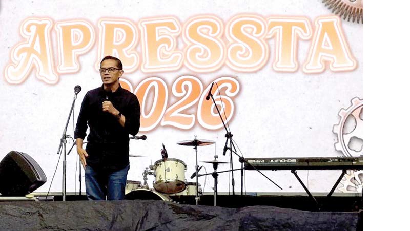 PENUH SYUKUR: Kepala Sekolah Dr Hari Wahjono SPd MPd menutup rangkaian HUT Ke-67 SMAN 4 Malang dalam acara Apresiasi Seni STETSA 2026, pada Jumat (9/1).