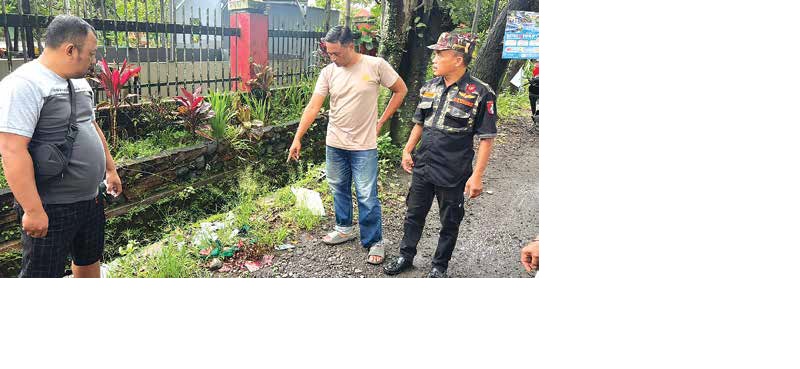 OLAH TKP: Polisi memeriksa TKP pembacokan dua anak di depan SDN 2 Kebonagung, Pakisaji kemarin.