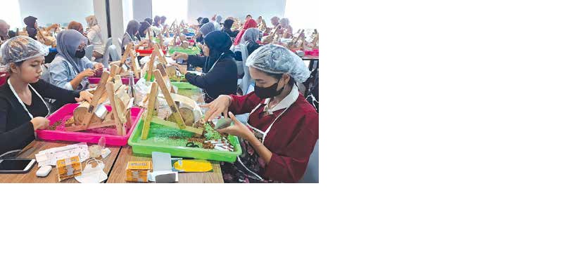 BEKALI KETERAMPILAN: Para peserta mengikuti pelatihan linting rokok kretek di Hotel Grand Miami beberapa waktu lalu.