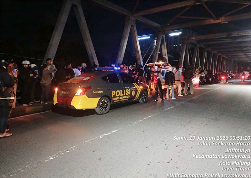 YANG KESEKIAN: Polisi bersama personel PMI Kota Malang dan para relawan mendatangi Jembatan Soehat, Kecamatan Lowokwaru untuk melakukan evakuasi, dini hari kemarin (19/1).