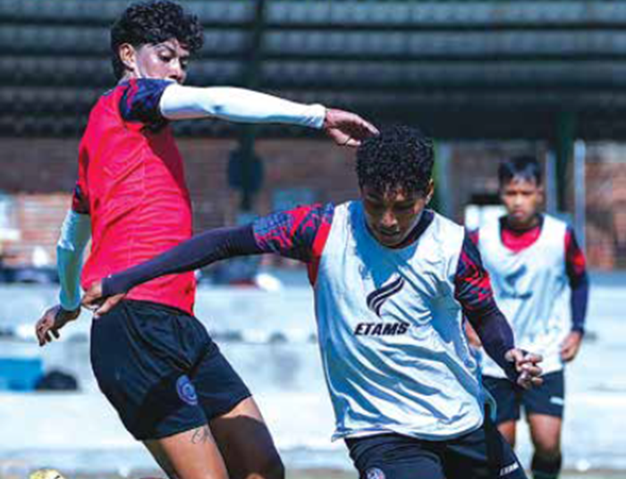 RASAKAN DUKA MENDALAM: Betinho Filho (kiri) berusaha merebut bola dari Salim Tuharea dalam sesi latihan di Dream Football Pitch, beberapa waktu lalu.