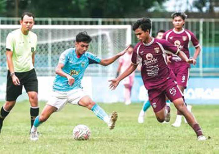 INGIN TIGA POIN: Pemain Persikoba (kiri) bertanding melawan Persewangi Banyuwangi di Stadion Brantas dalam Babak 32 Besar Liga 4 Regional Jatim, beberapa waktu lalu.