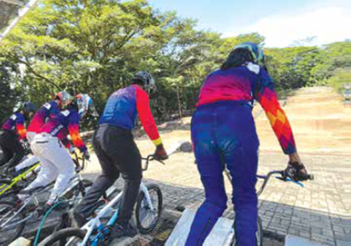 BURU PRESTA SI: Atlet BMX Kota Malang bersiap latih tanding di Lintasan BMX Velodrome, Kota Malang, pekan lalu.