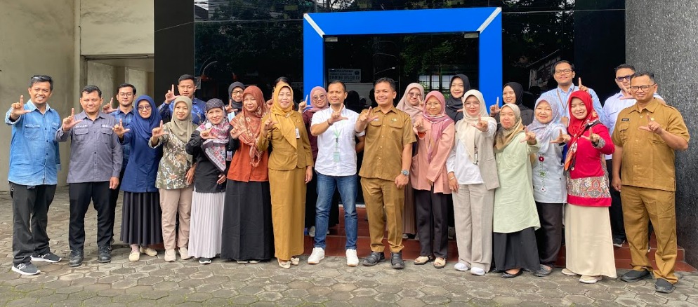 TERBAIK: Peserta Diklat Jurnalistik Guru SMK se-Kota Malang dan Batu foto bersama di kantor Jawa Pos Radar Malang pada 2025.