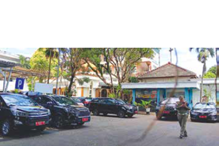FASILITAS PEJA BAT: Mobdin parkir di kompleks Pendapa Agung Kabupaten Malang kemarin (19/1). Semua merupakan aset pemkab yang dapat dilelang.