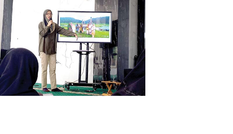 BERBAGI WAWASAN: Rabia Rasheed menjelaskan tentang budaya India kepada santriwati Eco Muhammadiyah Boarding School, beberapa waktu lalu.