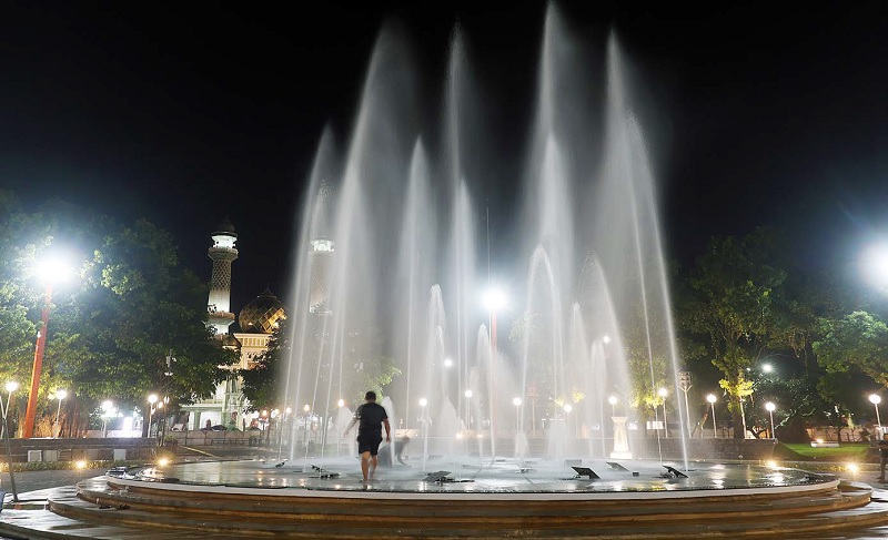 SAMPAI KETINGGIAN 12 METER: Air mancur di Alun-Alun Merdeka dengan konsep dry fountain diuji coba pada Senin malam (19/1). Air mancur itu memiliki 26 nozzle.